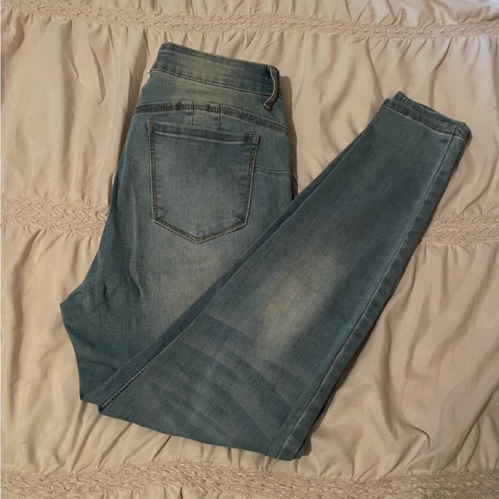 Mid Rise Booty Lifting Jeans - Picture 2 of 3